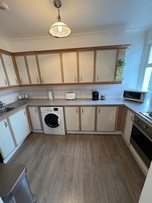 Coffee/tea maker, fridge, oven, stovetop - Stylish 2BR - 1 Min to Emirates - 4 Min to Underground - Sleeps 6 (London)