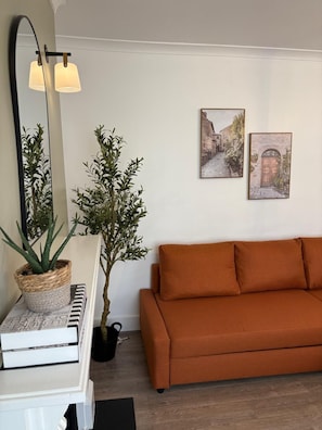 Living area - Stylish 2BR - 1 Min to Emirates - 4 Min to Underground - Sleeps 6 (London)