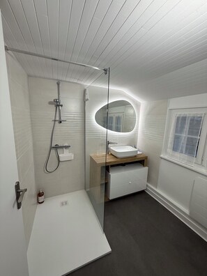 Douche, sèche-cheveux, serviettes fournies, savon