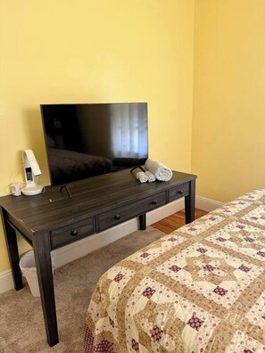 Escritorio, wifi y ropa de cama 
