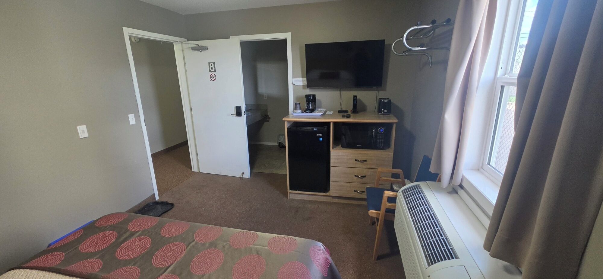 Espacio para trabajar con laptop y wifi gratis 
