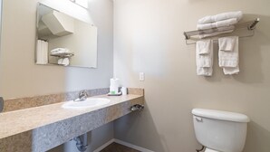 Separate bathtub and shower, towels, soap, shampoo - Vanscoy Motel (Vanscoy)