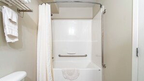Separate bathtub and shower, towels, soap, shampoo - Vanscoy Motel (Vanscoy)