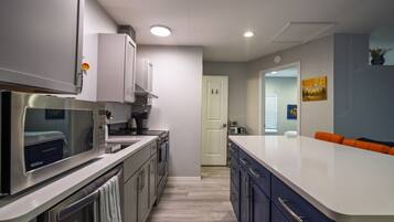 Coffee/tea maker, fridge, oven, dishwasher