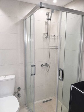 Quarto casal standard de uso individual, para não fumantes, sacada | Banheiro | Chuveiro, produtos de toalete grátis, chinelos, toalhas de banho