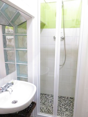 Douche, sèche-cheveux, serviettes fournies, savon