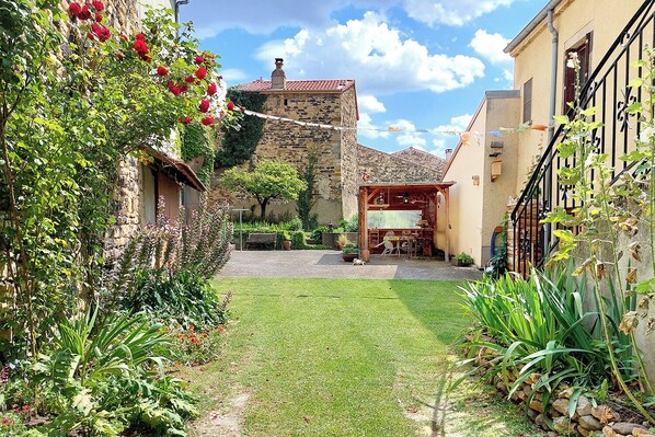 Property grounds - Your Stay in Auvergne at La Chadeleufade in the Couzes Region (Chadeleuf)