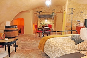 Desk, iron/ironing board, travel cot, free WiFi - Your Stay in Auvergne at La Chadeleufade in the Couzes Region (Chadeleuf)