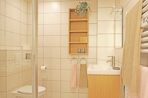 Dusche, umweltfreundliche Kosmetikartikel, Haartrockner, Handtücher