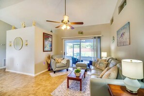 Living area - 3-bedroom house in peaceful Melbourne with cool AC (Melbourne)