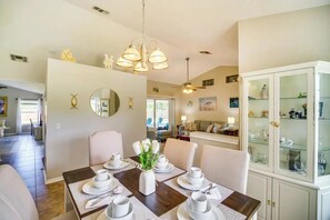 Dining - 3-bedroom house in peaceful Melbourne with cool AC (Melbourne)