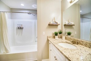 Bathroom - 3-bedroom house in peaceful Melbourne with cool AC (Melbourne)