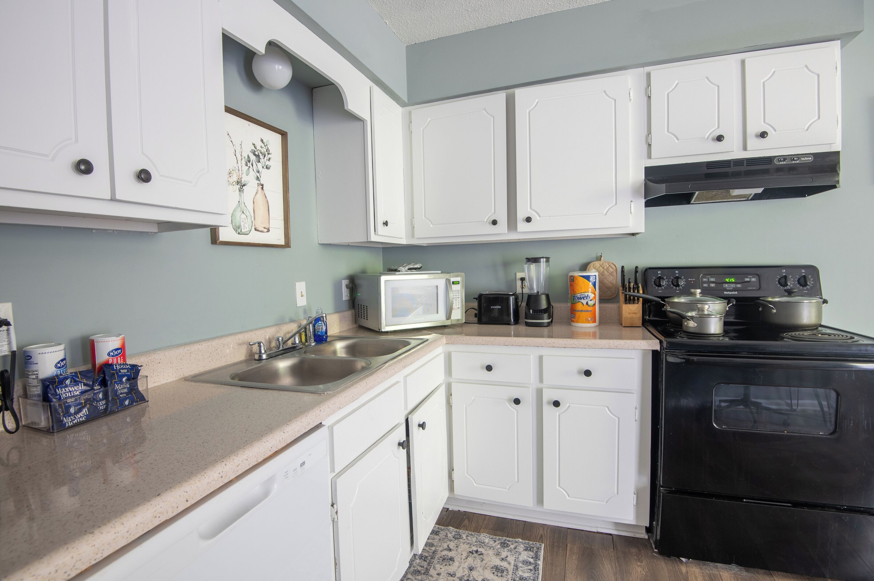 Coffee/tea maker, fridge, microwave, oven