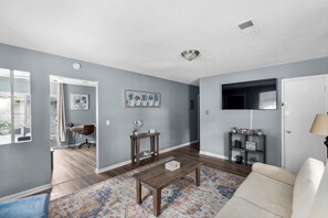 Smart TV - 32nd Street Retreat | Downtown/Backyard/Parking (Birmingham)