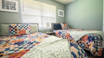 3 habitaciones, escritorio, tabla de planchar con plancha y wifi gratis