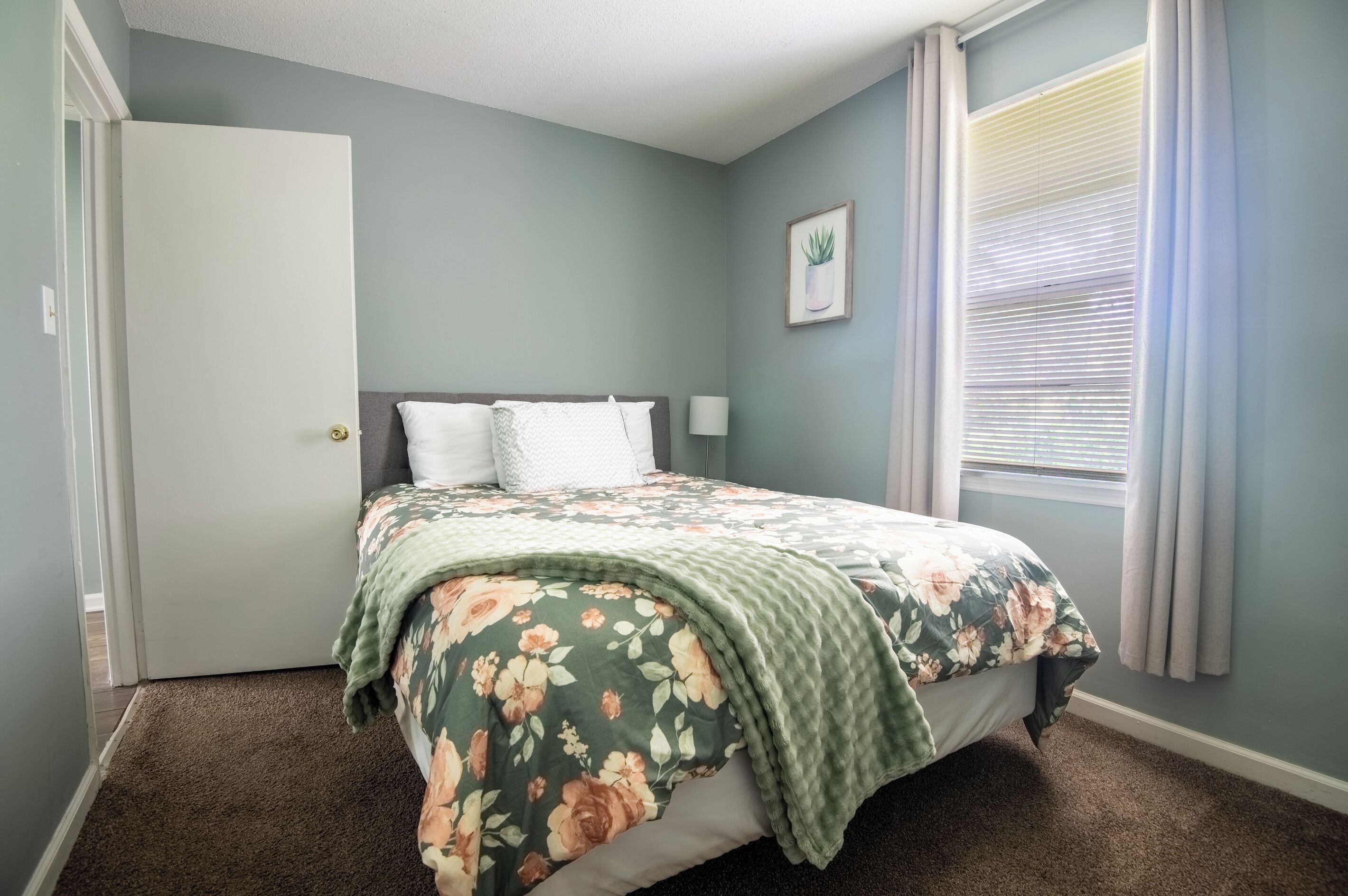 3 bedrooms, desk, iron/ironing board, WiFi (free)