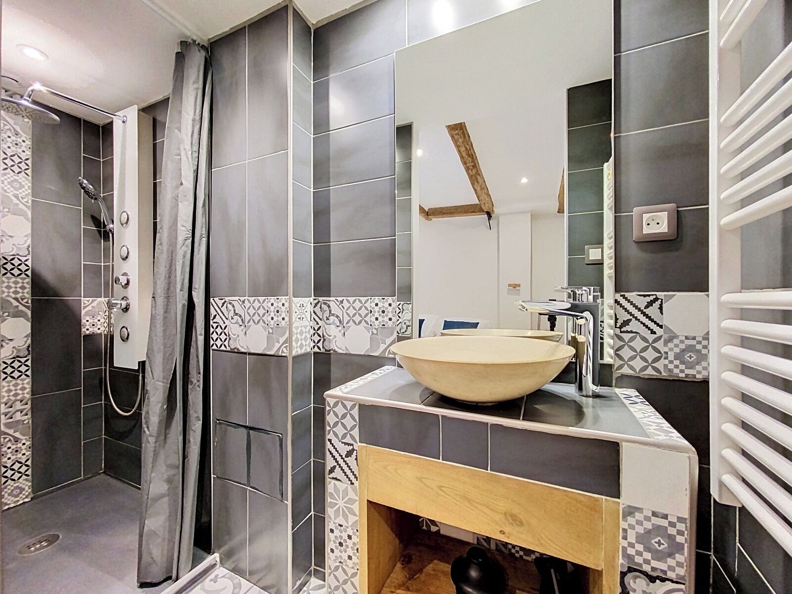 Shower, jetted bath, hair dryer, towels