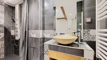 Shower, jetted bath, hair dryer, towels