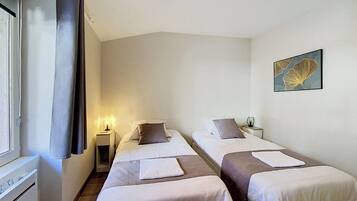 Iron/ironing board, free WiFi, bed sheets