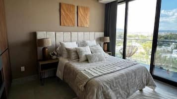 Apartamento, 2 quartos, sacada, vista para a cidade | Cortinas blackout, ferros/tábuas de passar roupa, Wi-Fi de cortesia