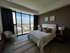 Apartamento, 2 quartos, sacada, vista para a cidade | Cortinas blackout, ferros/tábuas de passar roupa, Wi-Fi de cortesia