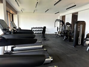 Apartamento, 2 quartos, sacada, vista para a cidade | Sala de fitness