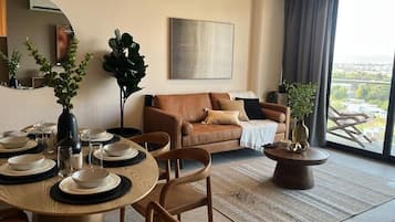 Apartamento, 2 quartos, sacada, vista para a cidade | Área de estar