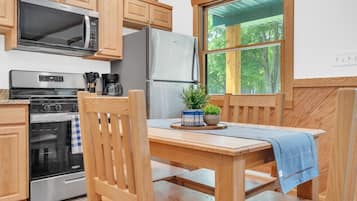 Cafetera y tetera, refrigerador, microondas y horno