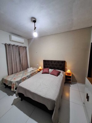 Chambre Confort double ou avec lits jumeaux, vue sur le jardin | Accès au Wi-Fi (inclus)