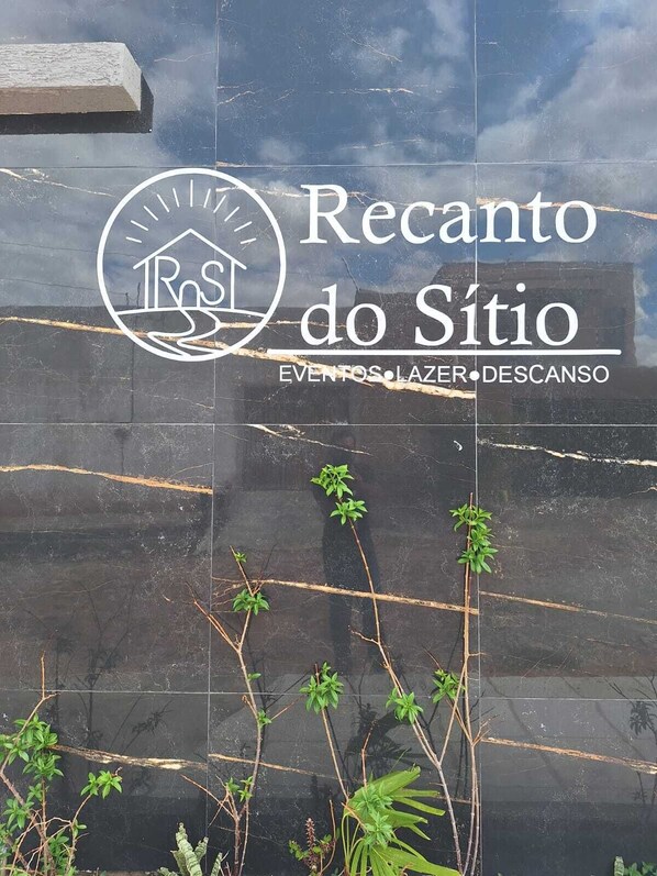 A sign with 'Recanto do Sito' and 'EVENTOS LAZER DESCANSO' indicating a relaxation area. - Chácara Recanto do Sítio (Barbalha)