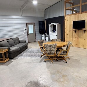 Smart TV - Lake house minutes from the boat dock w/attached garage for boats or vehicles (Foss)