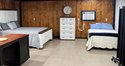 Lake house minutes from the boat dock w/attached garage for boats or vehicles