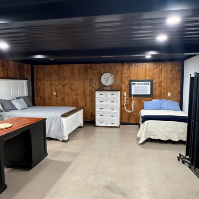 Lake house minutes from the boat dock w/attached garage for boats or vehicles