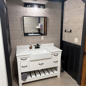 Shower, towels, toilet paper - Lake house minutes from the boat dock w/attached garage for boats or vehicles (Foss)