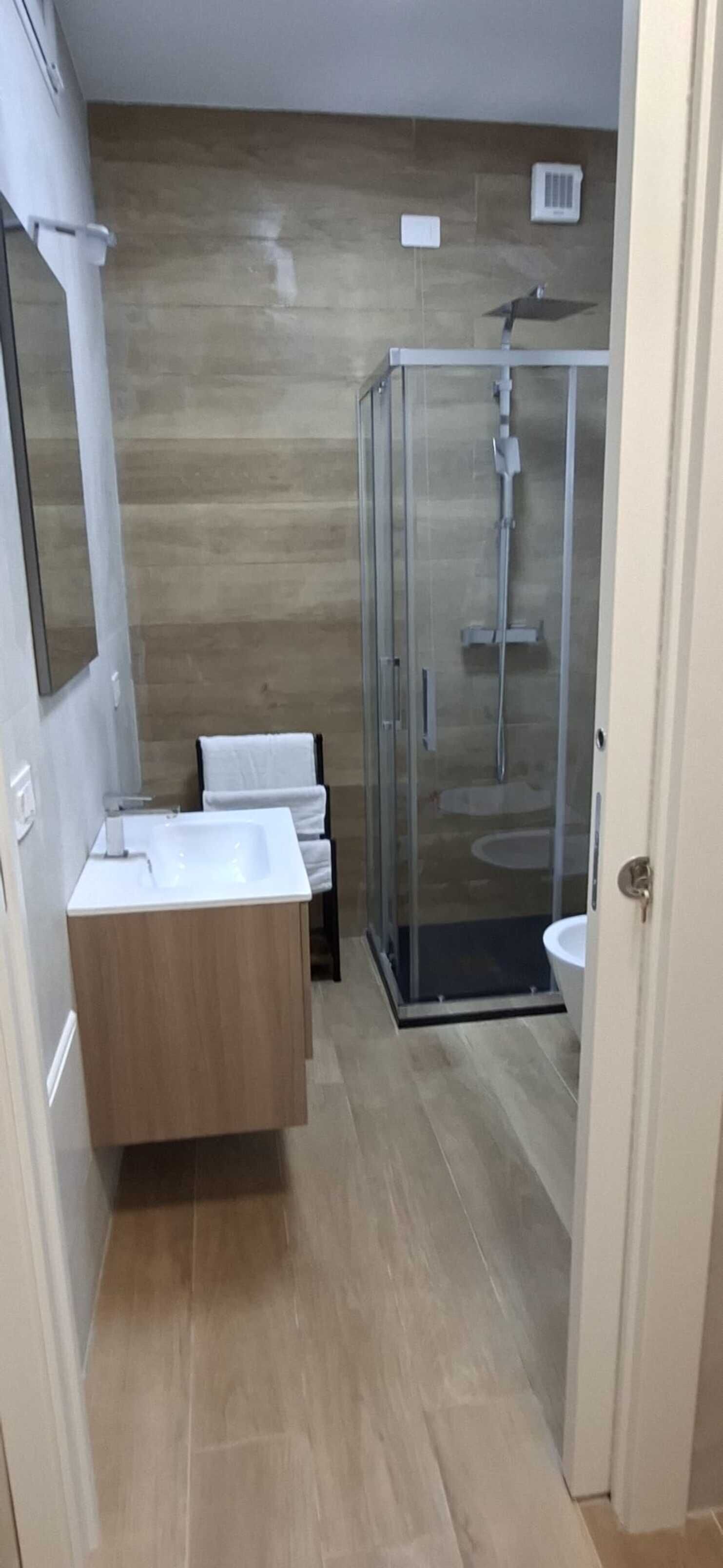 Dusche, Haartrockner, Bidet, Handtücher