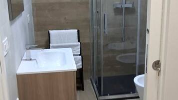Dusche, Haartrockner, Bidet, Handtücher