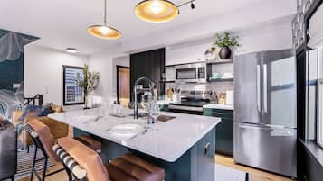 Coffee/tea maker, fridge, microwave, oven