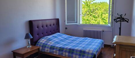 4 bedrooms, iron/ironing board, internet, bed sheets