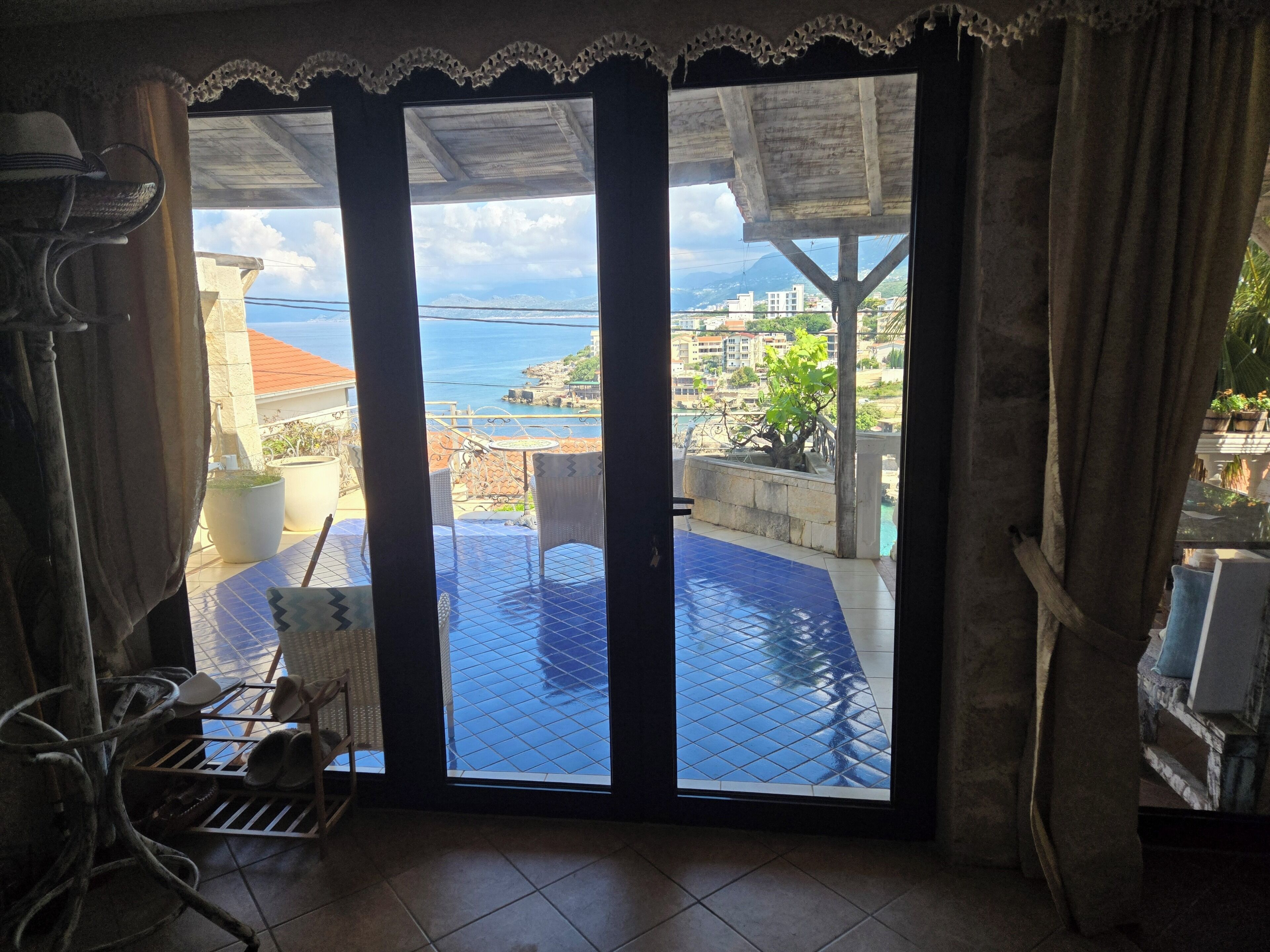 Une pièce avec vue sur la côte, un sol carrelé et une chaise.