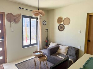 TV, books - Central Curaçao Getaway - 9 min/Beach & Downtown (Willemstad)