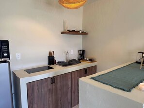 Fridge, microwave, stovetop, coffee/tea maker - Central Curaçao Getaway - 9 min/Beach & Downtown (Willemstad)