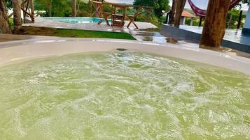 Bồn tắm spa ngoài trời