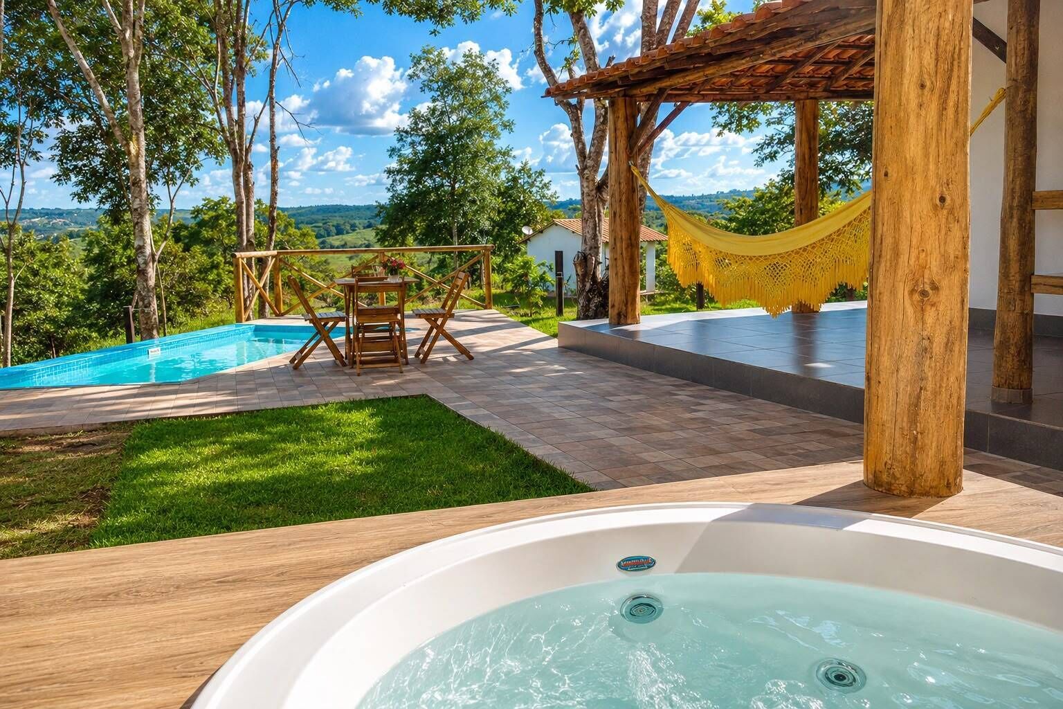 Un área de piscina con jacuzzi, muelle de madera y una hamaca.