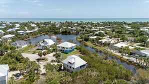 A residential area with houses, a lake, and a view of the ocean. - Charming pool home in Sea Oats, Sanibel Island (Sanibel)