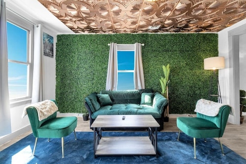 Spacious 6BR Buffalo Home – Sleeps 14, Pet-Friendly, Near Broadway Market & Downtown