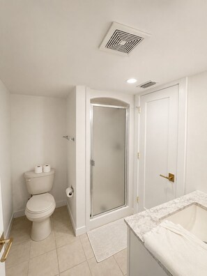 Douche, serviettes fournies, savon, papier toilette