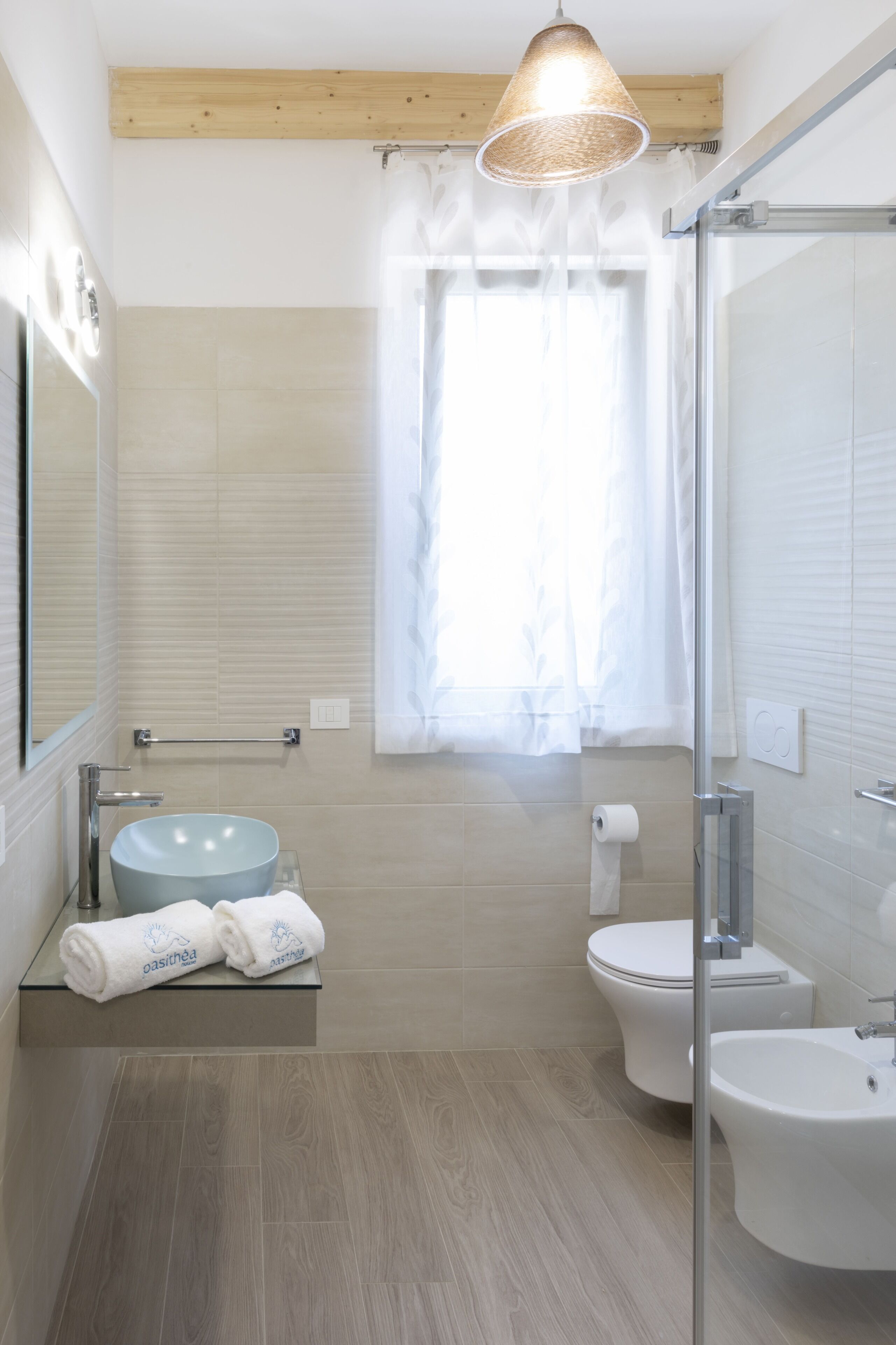 Shower, hair dryer, bidet, towels