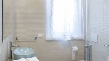 Shower, hair dryer, bidet, towels