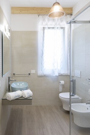 Douche, sèche-cheveux, bidet, serviettes fournies