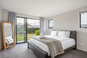 Iron/ironing board, WiFi - Warm & Cosy | Pool Table | Idyllic Location At Lake Hawea (Lake Hāwea)